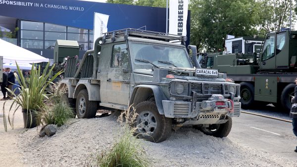 Der CARACAL 6x6 ist für den schnellen strategischen Einsatz bei Luftlande- und Luftangriffsoperationen ausgelegt.