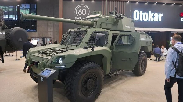 Der Otokar AKREP II mit 90-mm-Turm auf der Eurosatory.