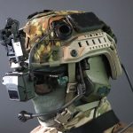 Der "Infanterist der Zukunft" trägt eine Menge digitaler Unterstützung: Um den Gefechtshelm mit Tarnbezug finden sich ein aktiver Gehörschutz samt Mikrofon, Laser-Warngerät und ein Head-up-Display THEA von THEON.