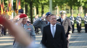 Abschreiten der Paradeaufstellung durch Generalinspekteur, General Carsten Breuer (l.) und Verteidigungsminister Boris Pistorius.