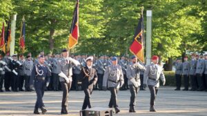 Die Truppenfahnen der Kommandos Streitkräftebasis und Zentraler Sanitätsdienst kurz vor ihrer Verhüllung.