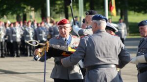 General Breuer verhüllt die Fahne des Kommando Zentraler Sanitätsdienst.