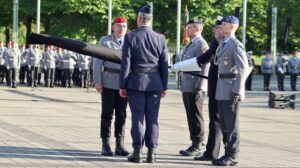 General Breuer (l.) und Generalleutnant Funke (umgedreht) enthüllen die neue Truppenfahne.