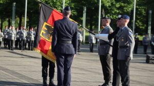 General Breuer (verdeckt) und Generalleutnant Funke (umgedreht) enthüllen die neue Truppenfahne.