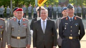 Beim feierlichen Appell in Bonn (v.l.n.r.): Generalinspekteur der Bundeswehr, General Carsten Breuer, Bundesminister der Verteidigung, Boris Pistorius, Neuer Befehlshaber Unterstützungskommando, Generalleutnant Gerald Funke.