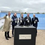 DREHTAINER GmbH setzt ihren Wachstumskurs fort und erweitert die bestehenden Produktionskapazitäten am Unternehmensstandort Valluhn. (v.l.n.r.) Philipp Schack, DREHTAINER; Jochen Schulte, Staatsekretär; Hauke Ahrendt, DREHTAINER; Jens Schlüter, DREHTAINER; Stefan Sternberg, Landrat