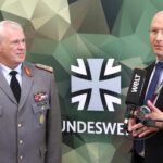 Beim Symposium „Gesundheitsversorgung in der Landesverteidigung“ gingen militärische und zivie Fachleute hand in Hand – Generaloberstabsarzt Dr. Ralf Hoffmann (l.) neben einem Vertreter des Gesundheitsministerium.