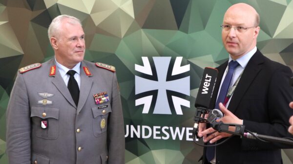 Beim Symposium „Gesundheitsversorgung in der Landesverteidigung“ gingen militärische und zivie Fachleute hand in Hand – Generaloberstabsarzt Dr. Ralf Hoffmann (l.) neben einem Vertreter des Gesundheitsministerium.