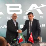 Leonardo-CEO Roberto Cingolani und Baykar-CTO Selçuk Bayraktar unterzeichneten heute auf der Paris Air Show den Vertrag zur Gründung des gemeinsamen Joint Ventures LBA Systems.