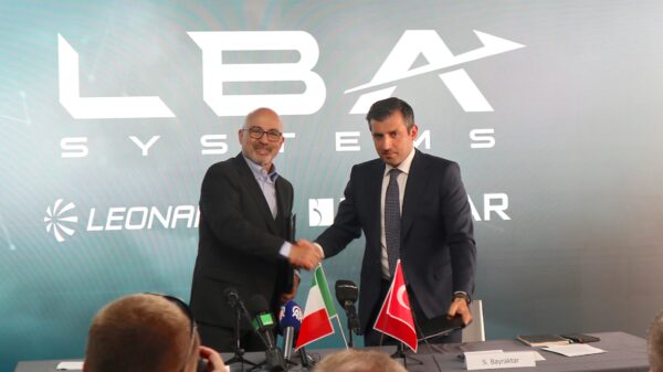Leonardo-CEO Roberto Cingolani und Baykar-CTO Selçuk Bayraktar unterzeichneten heute auf der Paris Air Show den Vertrag zur Gründung des gemeinsamen Joint Ventures LBA Systems.