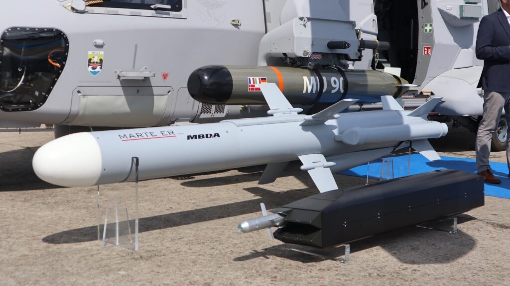 Der Sea Tiger kann mit bis zu zwei MU90-Torpedos oder bis zu zwei MARTE-ER Lenkflugkörpern oder mit bis zu zwei 6-fach Werfern für 70 mm Raketen ausgestattet werden.