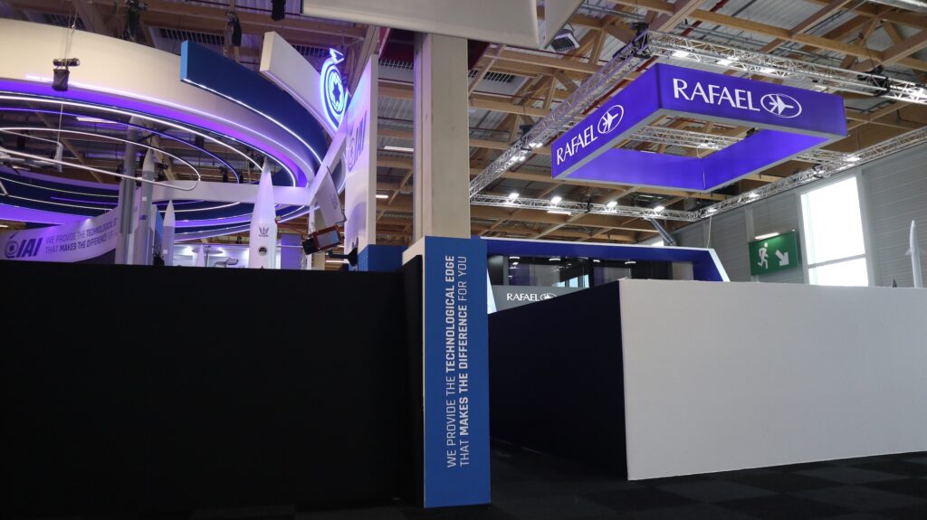 Am Montag verlassen: die Stände von IAI und Rafael auf der Paris Air Show 2025.Rechts hatte am Mittag noch ein handschriftlicher Hinweis gestanden, dass die gezeigten Systeme in Israel und anderen Ländern Menschenleben schützen; doch auch dieser Satz musste einer Leinwand weichen, diesmal einer weißen.