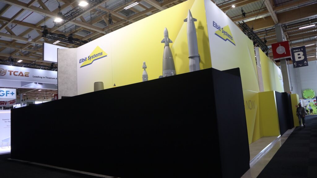 Nur die Spitzen ragen heraus: Alle Waffensysteme von Elbit Systems mussten verhüllt werden.