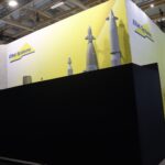 Eurosatory und Paris Air Show: Nur die Spitzen ragen heraus: Alle Waffensysteme von Elbit Systems mussten verhüllt werden.