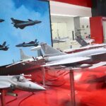 Luftkampf: Auch auf der Paris Air Show stritten sich China und Frankreich. Die Gastgeber gewährten den Chinesen – deren Produkte erstaunliche Ähnlichkeiten zu westlichen Designs aufwiesen – nicht die Präsentation echter Systeme. Nur Modelle der chinesischen Jets von AVIC (Aviation Industry Corporation of China).