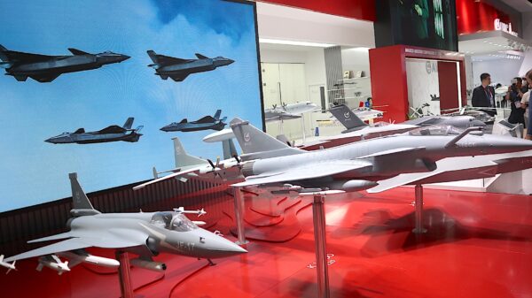 Luftkampf: Auch auf der Paris Air Show stritten sich China und Frankreich. Die Gastgeber gewährten den Chinesen – deren Produkte erstaunliche Ähnlichkeiten zu westlichen Designs aufwiesen – nicht die Präsentation echter Systeme. Nur Modelle der chinesischen Jets von AVIC (Aviation Industry Corporation of China).