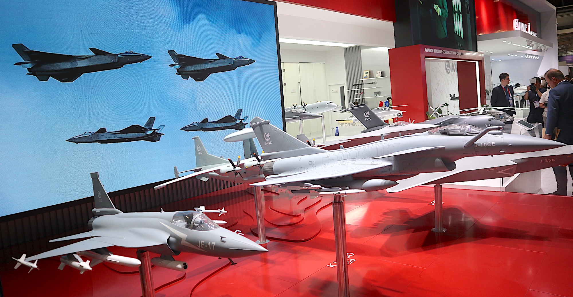 Luftkampf: Auch auf der Paris Air Show stritten sich China und Frankreich. Die Gastgeber gewährten den Chinesen – deren Produkte erstaunliche Ähnlichkeiten zu westlichen Designs aufwiesen – nicht die Präsentation echter Systeme. Nur Modelle der chinesischen Jets von AVIC (Aviation Industry Corporation of China).