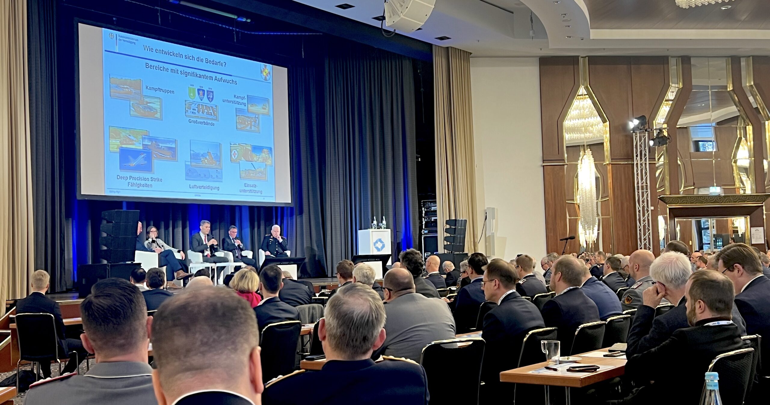 Verbesserung der Verteidigungsfähigkeit: Beim DWT-Symposium „Perspektiven der Verteidigungswirtschaft“ im Bonner Maritim-Hotel wurde intensiv besprochen, auf welchen Wegen Verbesserungen der Verteidigungsbereitschaft erzhielt werden könnten.