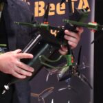 Mit wenigen Handgriffen lässt dich die Glasfaser-Kabeltrommel von BeeTA an der FPV-Drohne befestigen.
