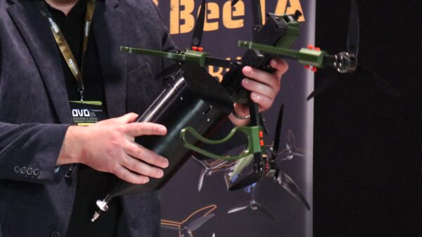 Mit wenigen Handgriffen lässt dich die Glasfaser-Kabeltrommel von BeeTA an der FPV-Drohne befestigen.