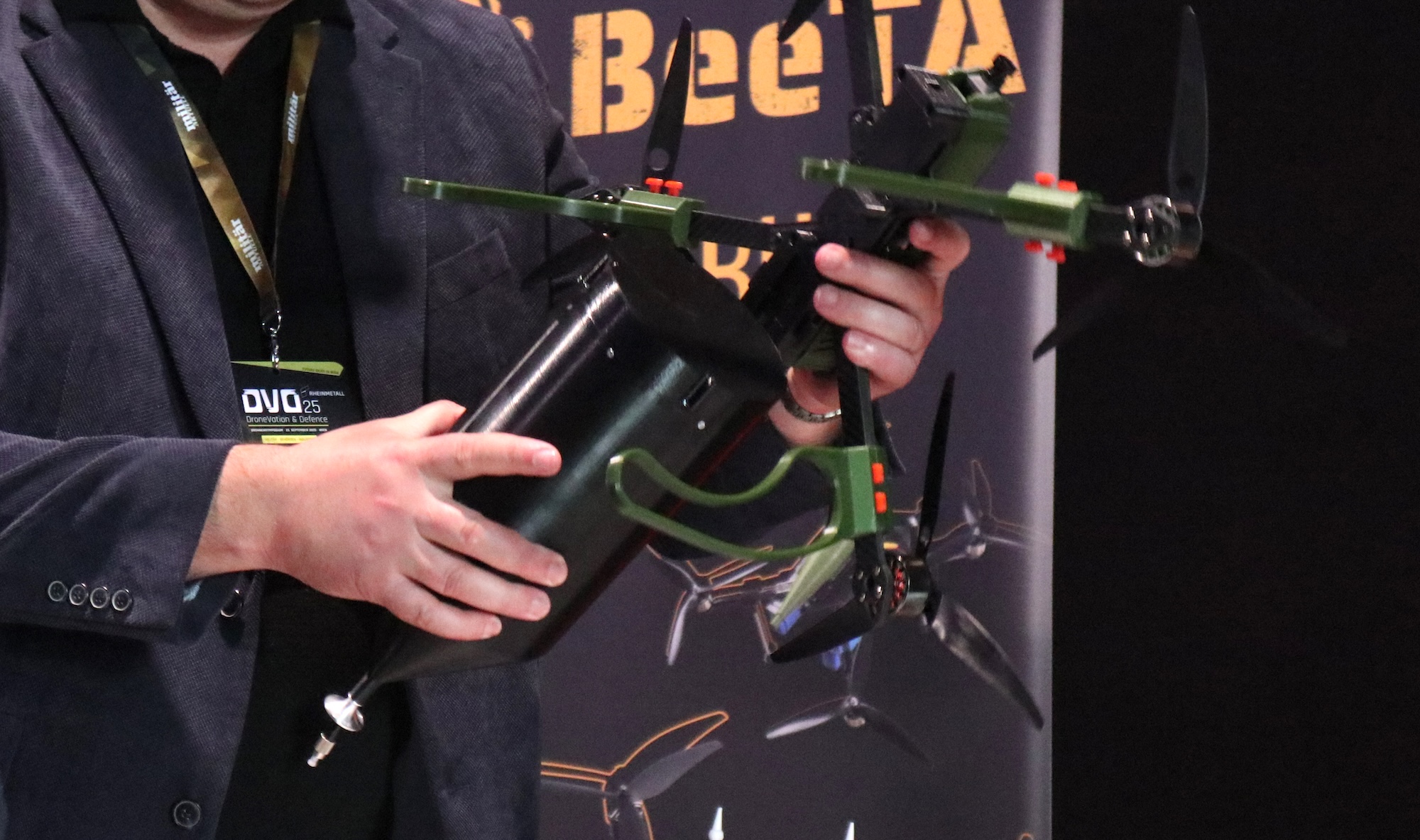 Mit wenigen Handgriffen lässt dich die Glasfaser-Kabeltrommel von BeeTA an der FPV-Drohne befestigen.