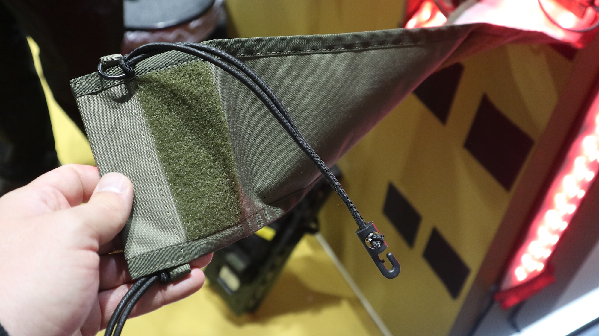 Das XP Tentacle640 läst sich leucht mit Gummibändern oder Klett am Inneren eines Zelts anbringen und in Reihe schalten.