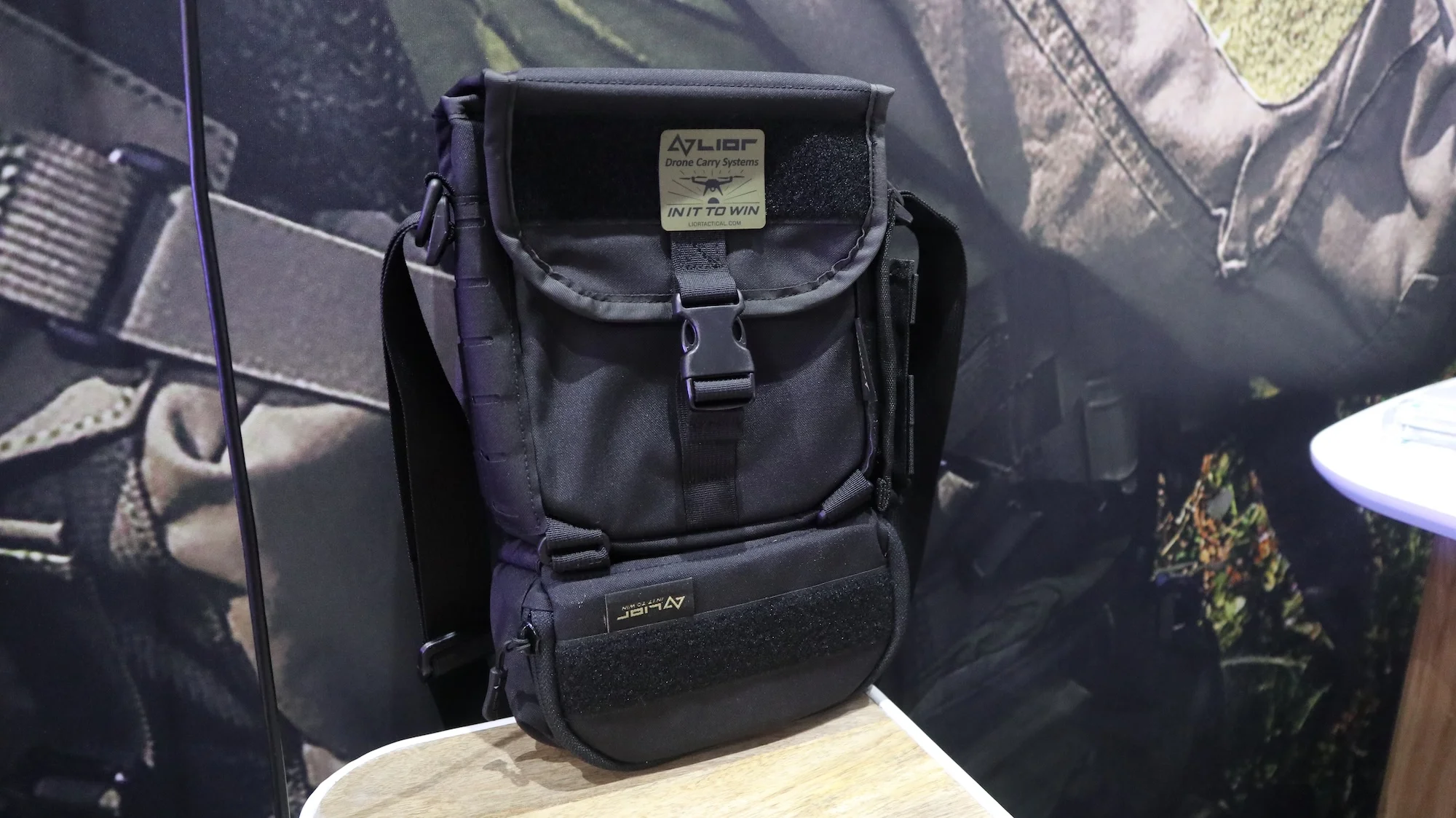 Auf der MILIPOL zeigte Lior Tactical diverse Lösungen für den Drohnentransport.