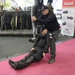 Der RO Stealth System Bergungsgurt ermöglicht es der bergenden Person beide Hände frei zu halten.