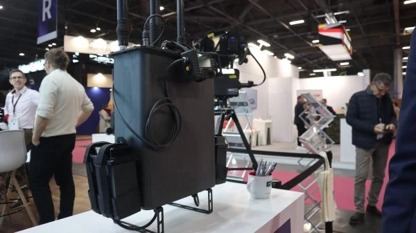 HP Wüst: Der HP 8151 RE ist ein tragbarer, reaktiver Jammer mit drei Antennen für unterschiedliche Frequenzbänder.