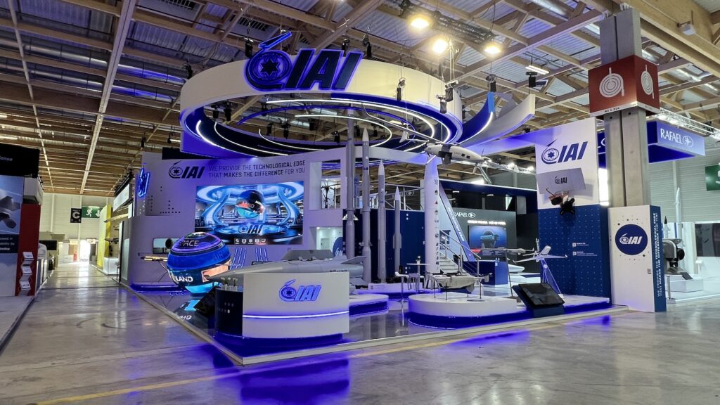 Gestern Abend noch unverhüllt: Der Messestand von Israel Aerospace Industries aus Israel auf der Paris Air Show.