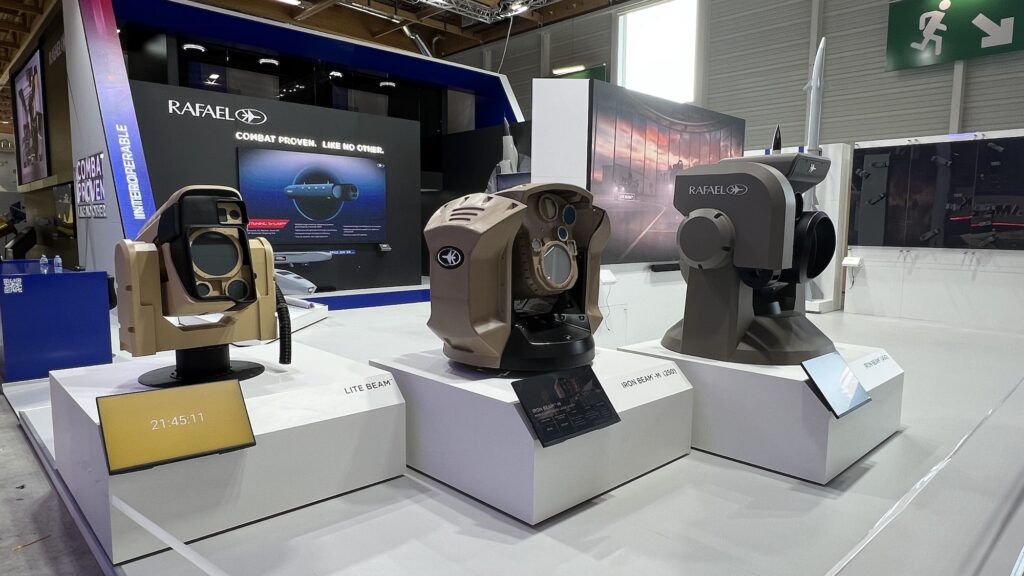 Rafael wollte auf der Paris Air Show seine Lite Beam Familie zeigen – Abwehrlaser gegen Drohnen, wie sie auch von Iran eingesetzt werden.