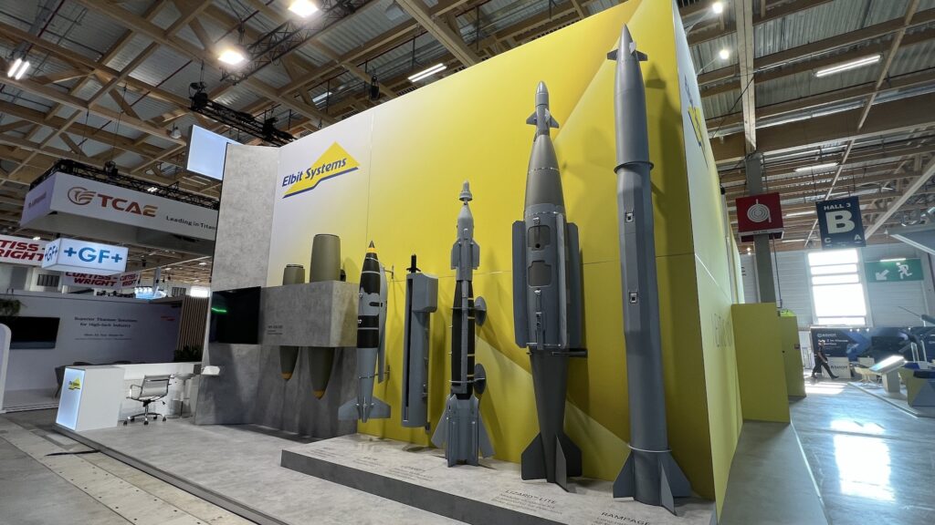 Gestern Abend noch unverhüllt: Der Messestand von Elbit Systems aus Israel auf der Paris Air Show.