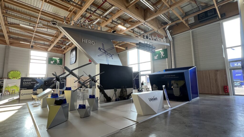 Gestern Abend noch unverhüllt: Der Messestand von UVision aus Israel auf der Paris Air Show.