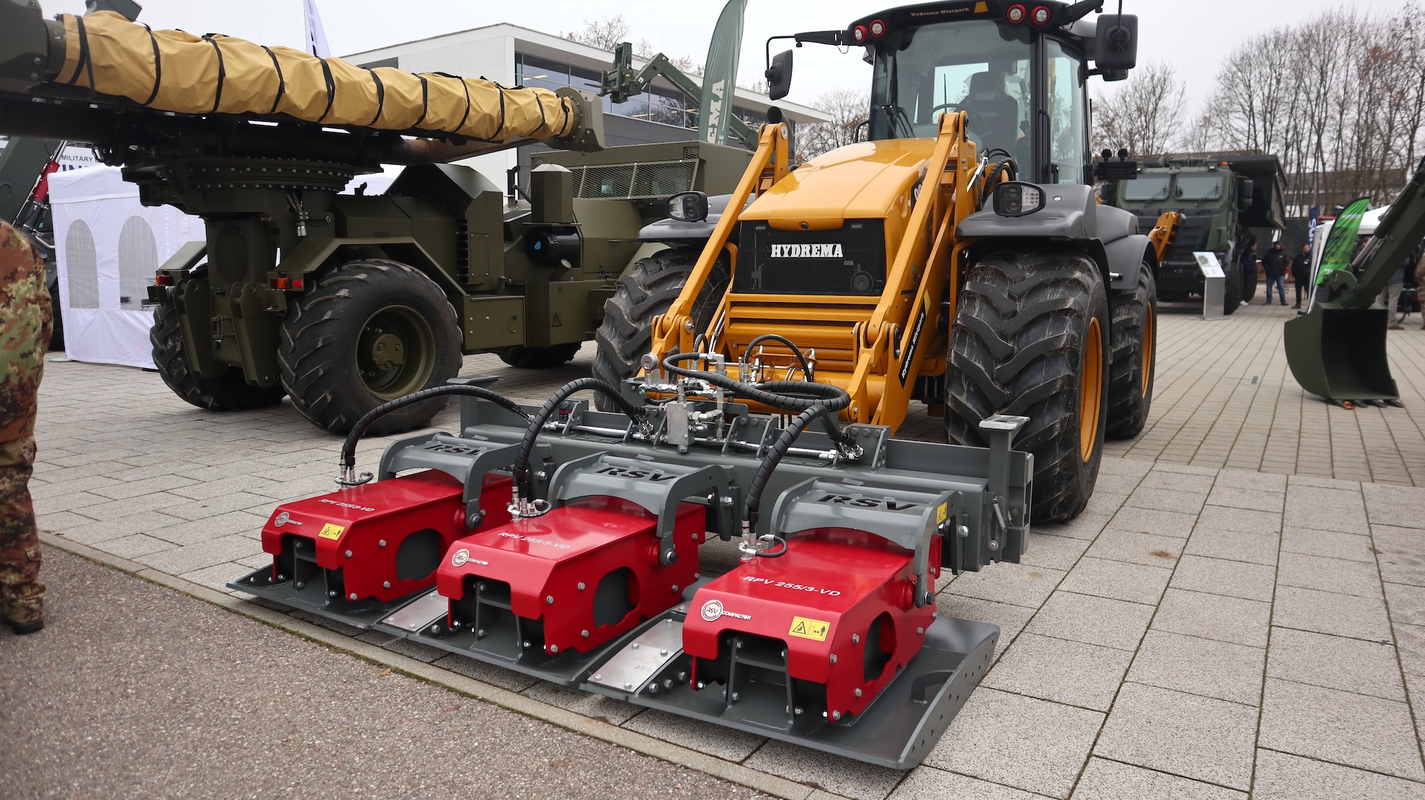 Erstmals in Ingolstadt zu sehen: der 906G Baggerlader von Hydrema mit montiertem Verdichter.