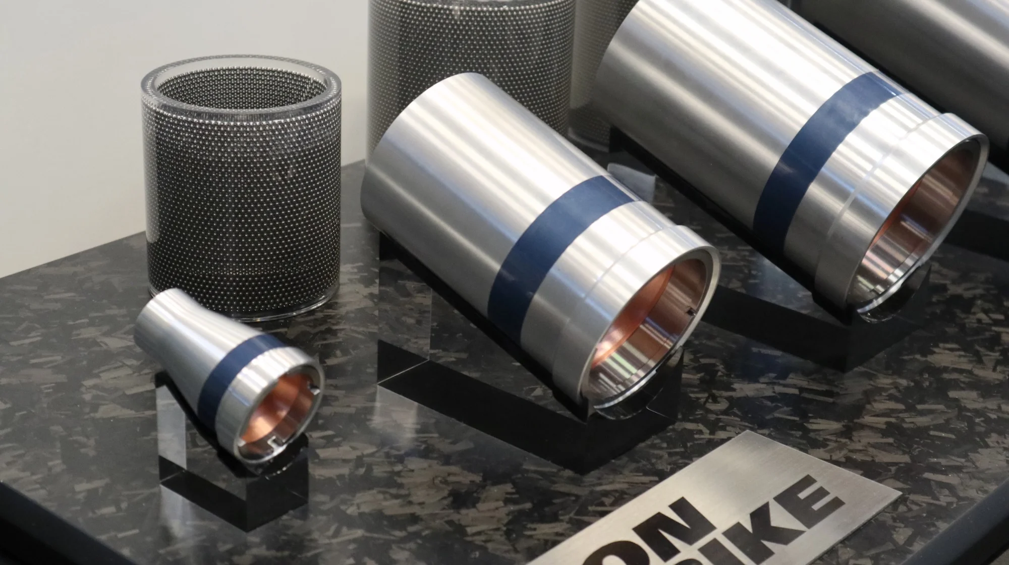 Im Hintergrund: optionale Splittermäntel für jedes Kaliber. Links im Bild: die optionale Vorhohlladung.