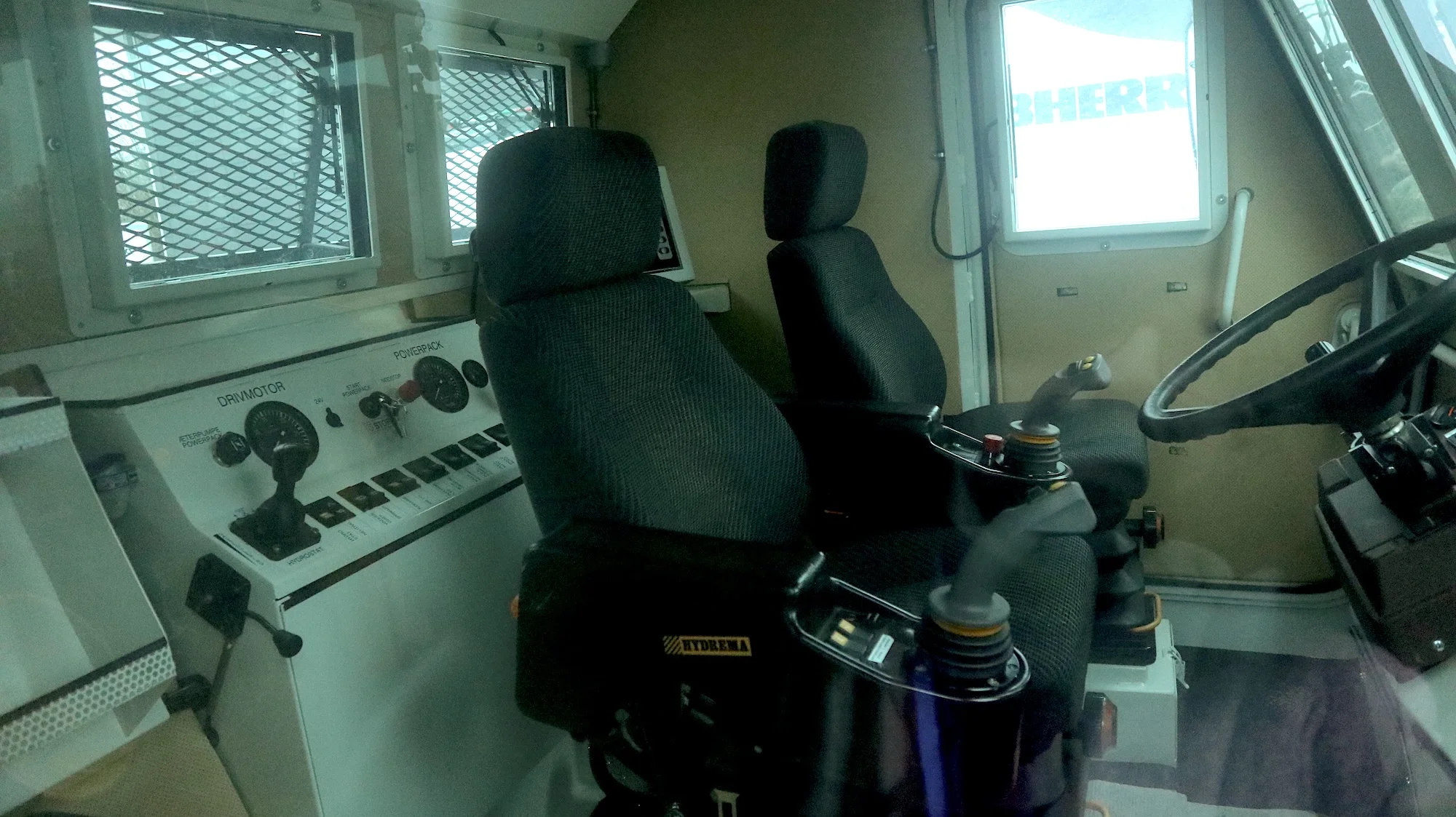 Blick in die Kabine des 910MCV2. Gut erkennbar die zwei unterschiedlichen Nutzungsrichtungen des Minenräumsystems.