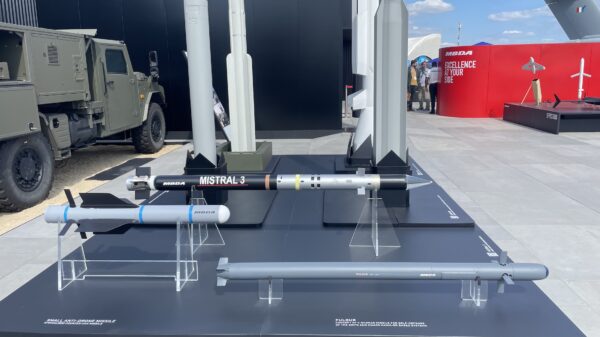 Auswahl der neuesten Missiles am Stand von MBDA bei der Paris Air Show. Vorne rechts der Fulgur-Interceptor für das neue italienische Luftverteidigungssystem sehr kurze Reichweite.