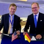 GA-ASI-CEO Linden Blue (links) und INTEC-Group-CEO Christoph Otten unterzeichnen während der ILA Berlin eine Absichtserklärung.