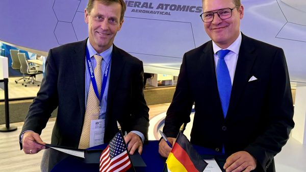 GA-ASI-CEO Linden Blue (links) und INTEC-Group-CEO Christoph Otten unterzeichnen während der ILA Berlin eine Absichtserklärung.