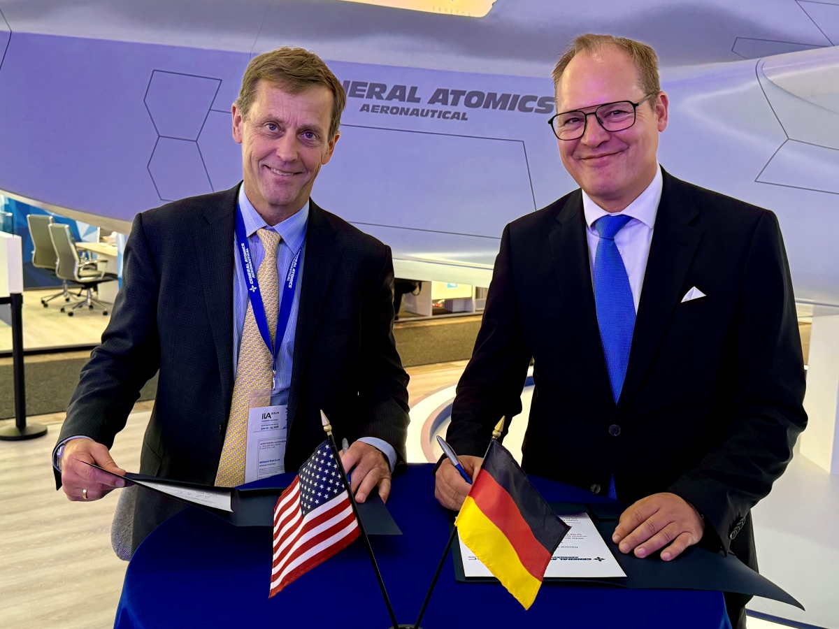 GA-ASI-CEO Linden Blue (links) und INTEC-Group-CEO Christoph Otten unterzeichnen während der ILA Berlin eine Absichtserklärung.