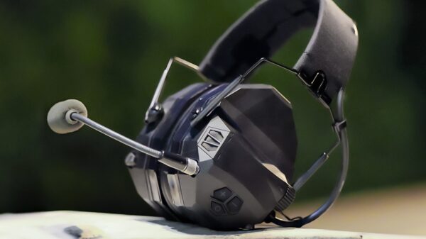 Die Sprechsätze und das Headset sind kompatibel mit den gängigen BV-Anlagen und Funkgeräten, so der Hersteller.