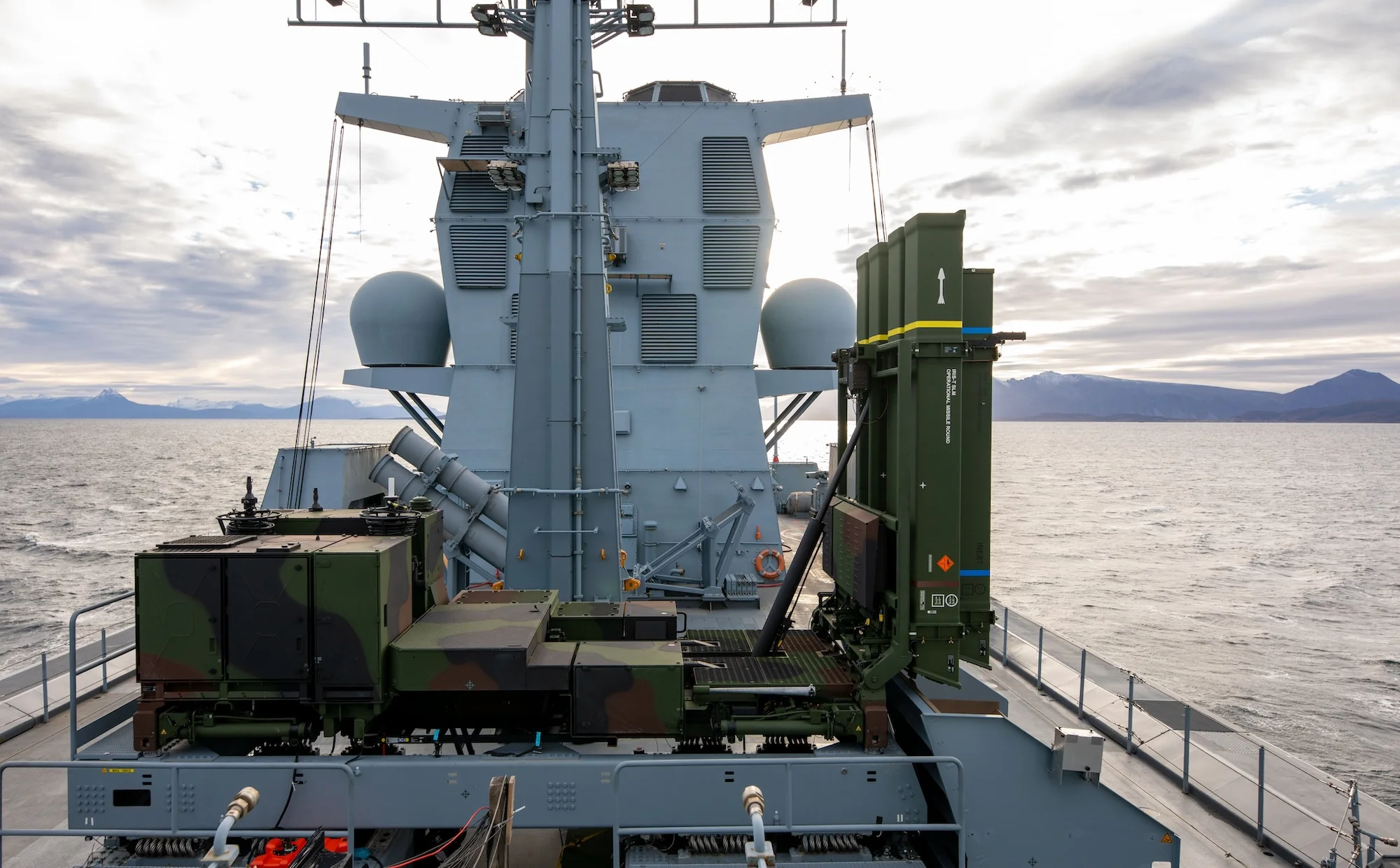 Das deutsche Luftverteidigungssystem IRIS-T SLM auf der deutschen Fregatte F125 BADEN WÜRTTEMBERG bei der „Maritime Firing Exercise 2025“ vor der Küste Norwegens.