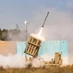 Das in Israel entwickelte und in Zusammenarbeit mit der US-Regierung hergestellte Iron Dome-System bietet Schutz vor Kurz- und Mittelstreckenraketen und -flugkörpern sowie vor Drohnen.