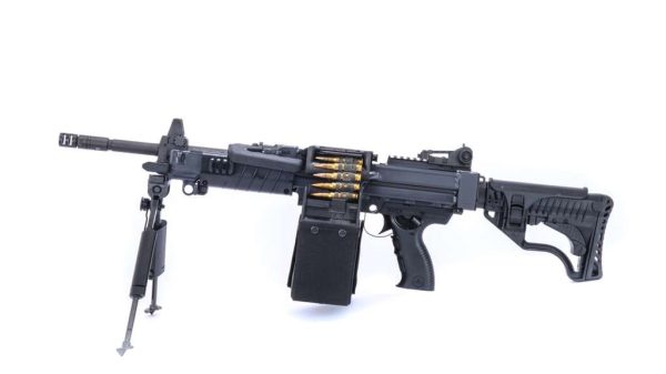 Das leichte Maschinengewehr Negev ist eine gasbetriebene Waffe, die in den Kalibern 5,56 mm und 7,62 mm erhältlich ist und sich bei den israelischen Streitkräften im Einsatz bewährt hat.