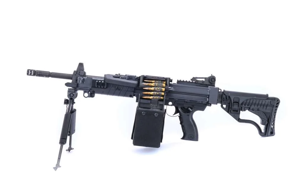 Das leichte Maschinengewehr Negev ist eine gasbetriebene Waffe, die in den Kalibern 5,56 mm und 7,62 mm erhältlich ist und sich bei den israelischen Streitkräften im Einsatz bewährt hat.