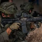 Die ARAD-Gewehre wurden mit Meprolight M5-Leuchtpunktvisieren ausgestattet.