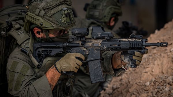 Die ARAD-Gewehre wurden mit Meprolight M5-Leuchtpunktvisieren ausgestattet.