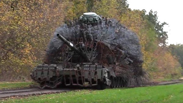 T80 mit Igel-Panzerung.