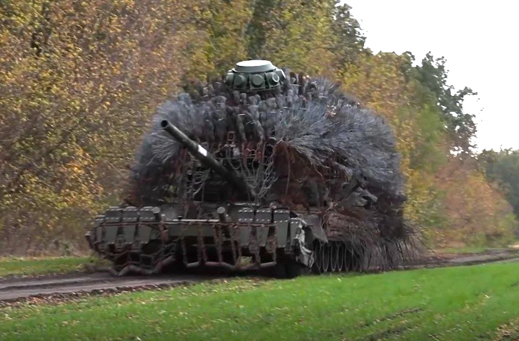 T80 mit Igel-Panzerung.