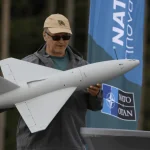 Die Interceptor-Plattform JET I von JetDrones bei der NATO Innovation Range im lettischen Sēlija. Die turbinegetriebene Hochgeschwindigkeitsdrohne wurde für die Bekämpfung von Luftzielen in Höhen zwischen vier und acht Kilometern entwickelt und soll die Fähigkeitslücke zwischen Counter-UAS-Systemen und klassischer Flugabwehr schließen.